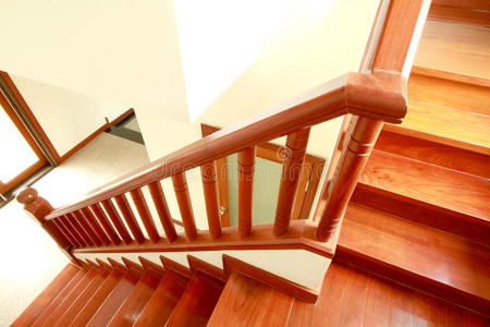 咸寧保潔木制樓梯上的油漆怎么去除